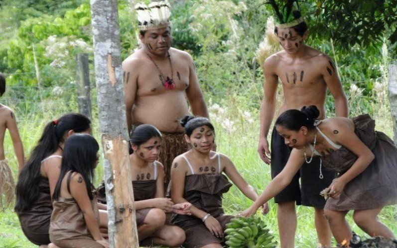 Jovens Xokleng durante apresentação na Terra Indígena Ibirama La-Klãnõ