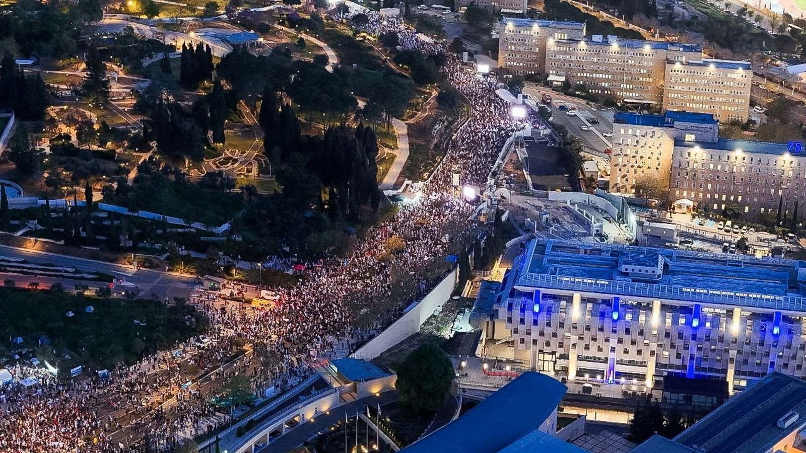 Protesto gigantesco em Israel: manifestantes pedem queda de Netanyahu e novas eleições para que 134 reféns sejam libertados pelo Hamas (Reuters)