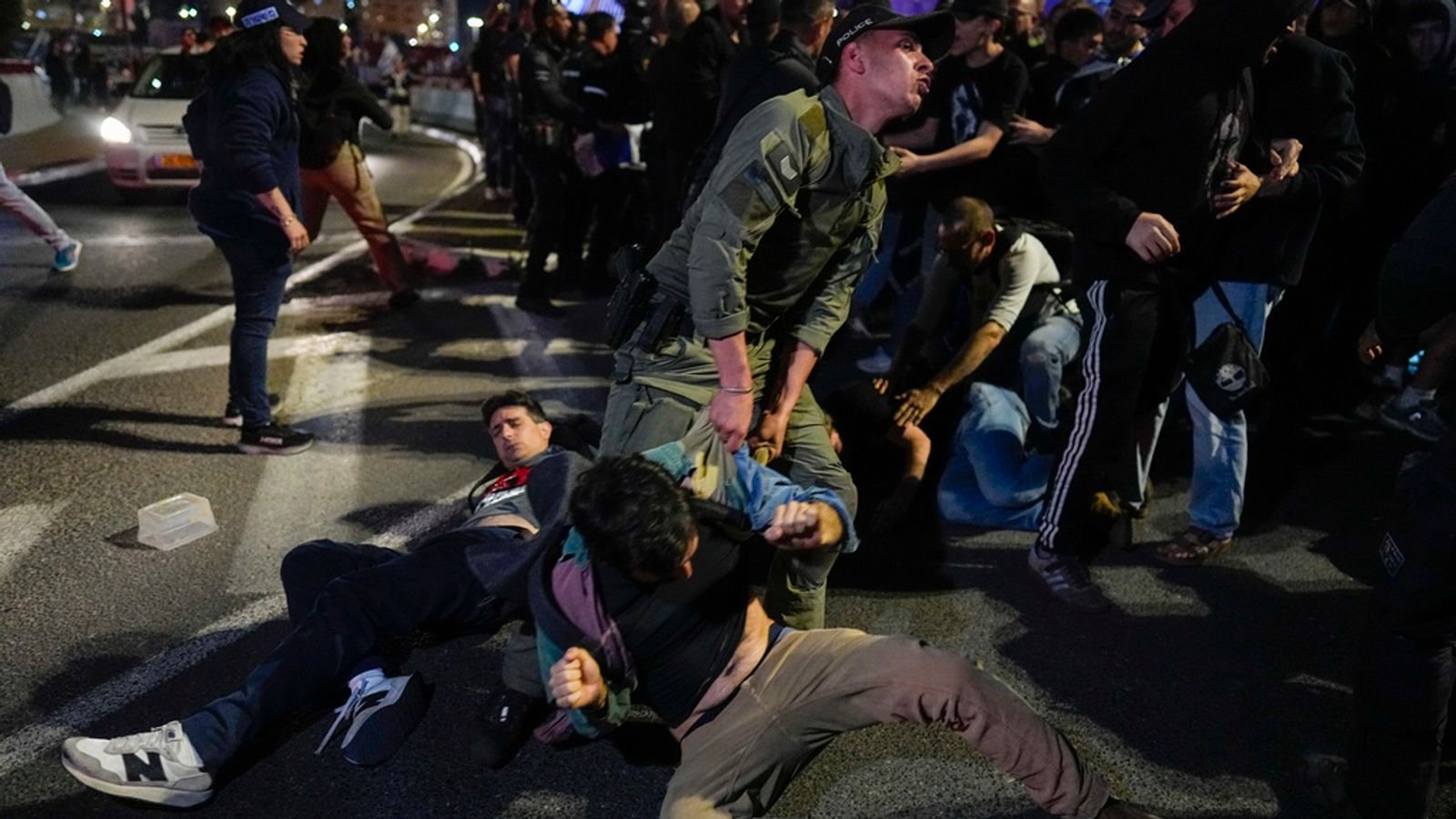 Houve confronto entre manifestantes e militares em cidades como Tel Aviv, capital do país, onde ocorreu o maior protesto contra Netanyahu desde o início do massacre (Reuters)