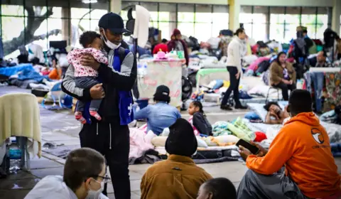 Refugiados sofrem xenofobia em abrigos no Sul: ‘fomos chamados de ignorantes e famintos’