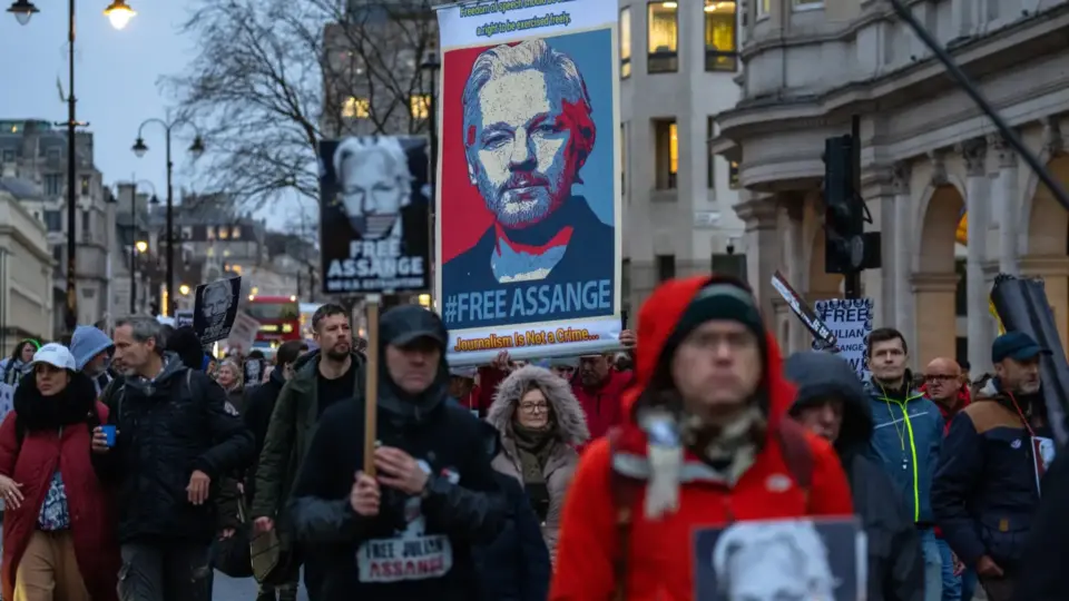 Assange pode recorrer contra extradição para os EUA, define justiça inglesa