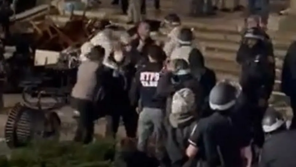 Polícia entra na Universidade de Columbia e prende manifestantes pró-Palestina