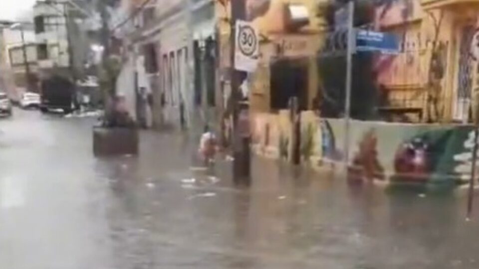Com chuva forte, água sobe pelos bueiros e volta a inundar ruas em Porto Alegre