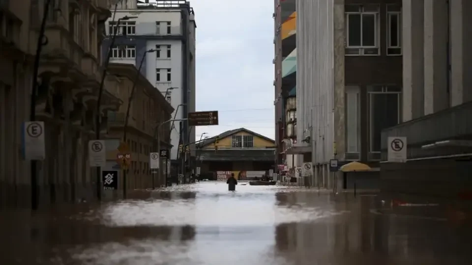 Porto Alegre não investiu nada em prevenção contra enchentes, diz site