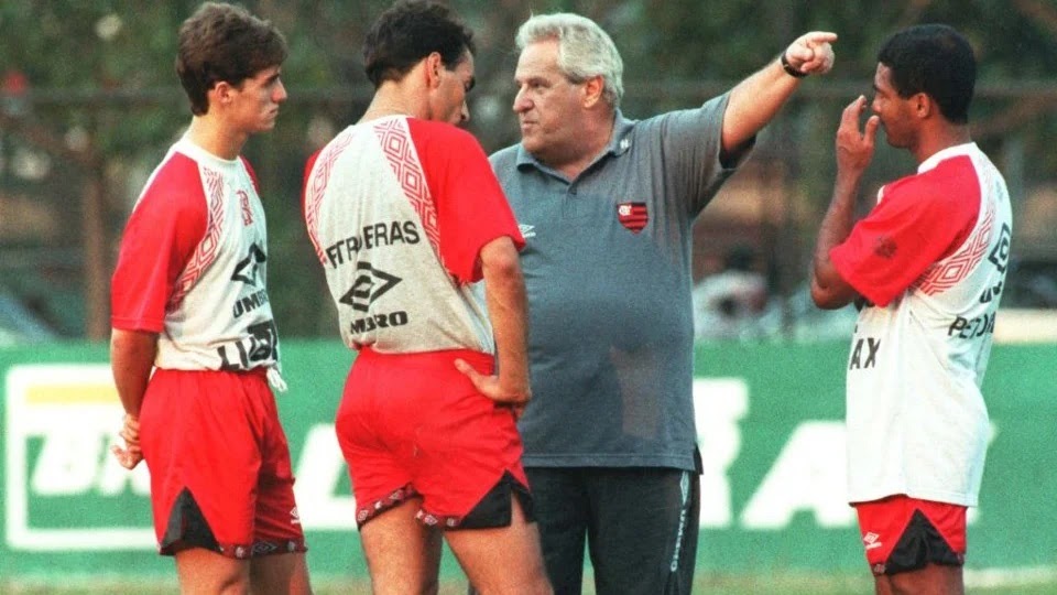 Apolinho treinou o Flamengo no ano de seu centenário, quando comandou o ataque formado por Sàvio, Edmundo e Romário