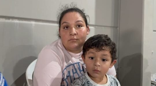 Eliane Gonçalves, moradora de Canoas, passou dois dias ilhada com seus 4 filhos à espera de resgate (Heloisa Villela)