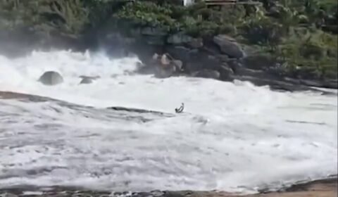 Ressaca faz banhistas serem arrastados pelas ondas em praia de Niterói; veja o vídeo