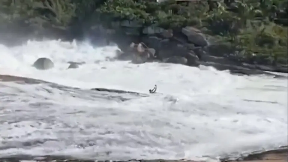 Ressaca faz banhistas serem arrastados pelas ondas em praia de Niterói; veja o vídeo