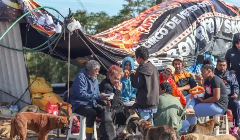 Com casas inundadas, gaúchos improvisam acampamentos em rodovias sob frio de 7 °C