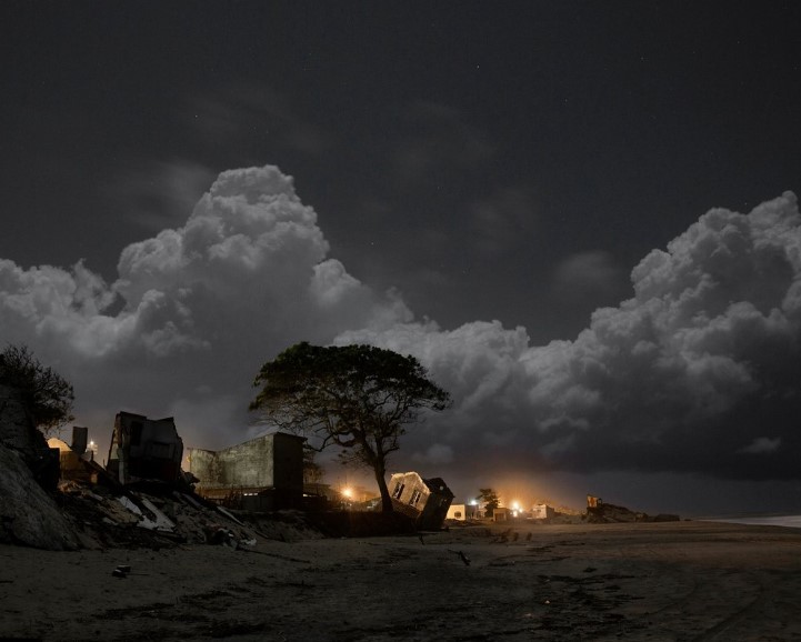 Praia de Atafona, em São João da Barra, em todo de Felipe Fittipaldi, que documenta sua destruição há 15 anos