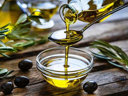 Considerado um alimento sagrado, com passagens bíblicas que o citam, o azeite de oliva é ótimo para a saúde