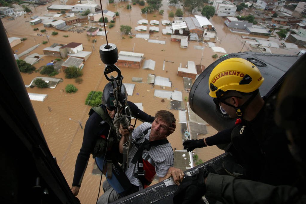 Homem é resgatado por bombeiros em meio a enchente na região oeste de Canoas (RS) - Renan Mattos / Reuters