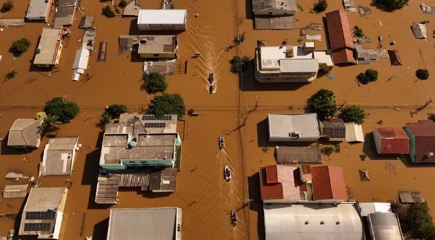 Imagem de drone mostra voluntários procurando moradores isolados em Canoas, no Rio Grande do Sul — Foto: Amanda Perobelli/Reuters