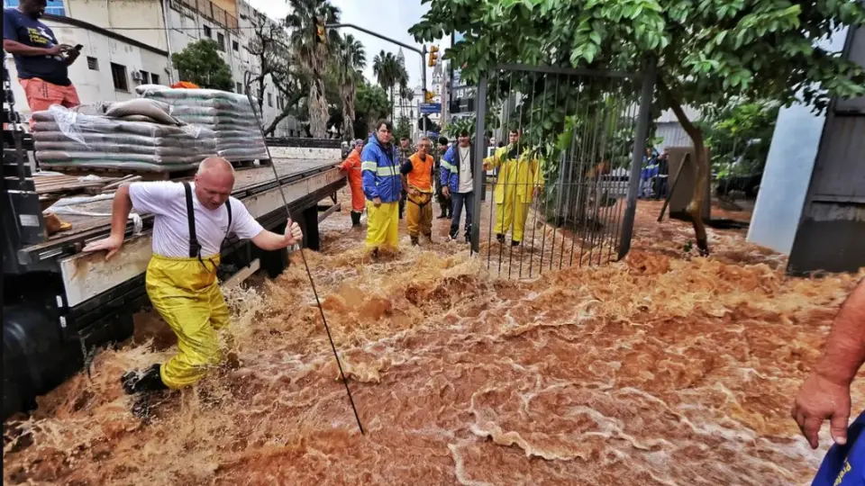 Inundações deixam 55 mortos e já atingem 500 mil pessoas no RS