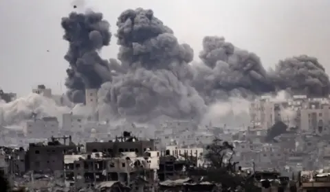Israel bombardeia zona humanitária em Rafah, faz 35 vítimas civis e diz que ‘alvo é legítimo’