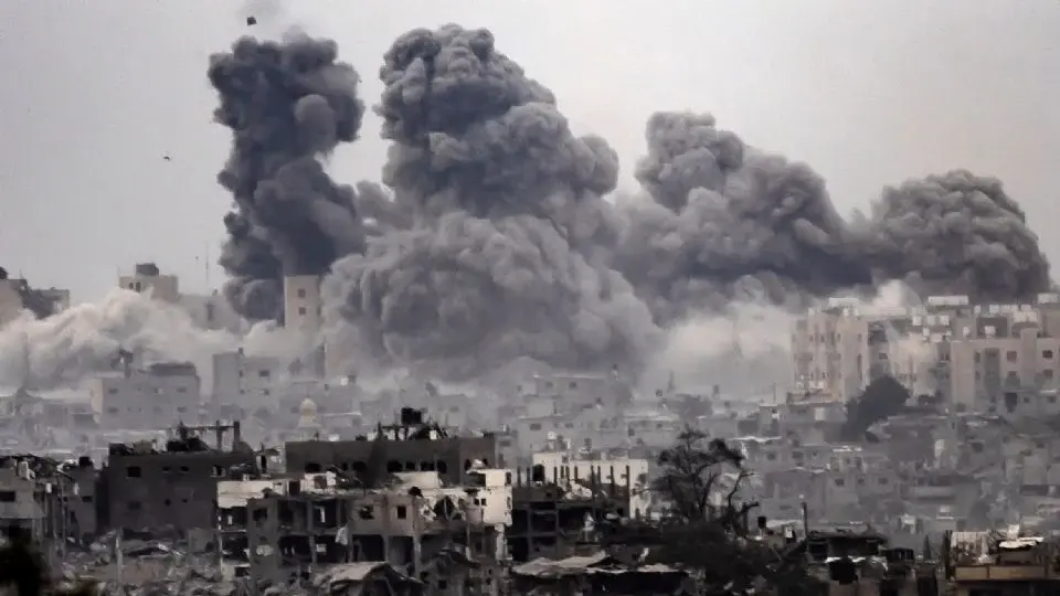 Israel bombardeia zona humanitária em Rafah, faz 35 vítimas civis e diz que ‘alvo é legítimo’