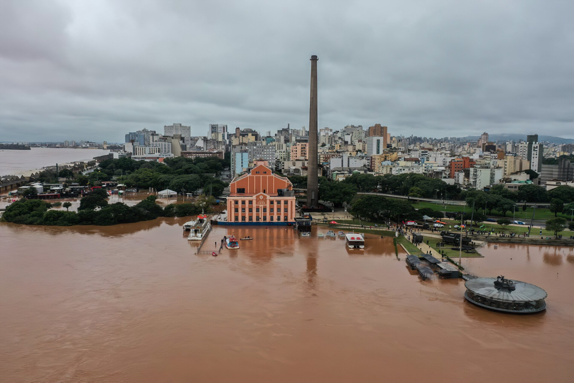 Guaíba provoca racionamento e alagamento na região da usina do gasômetro, em Porto Alegre