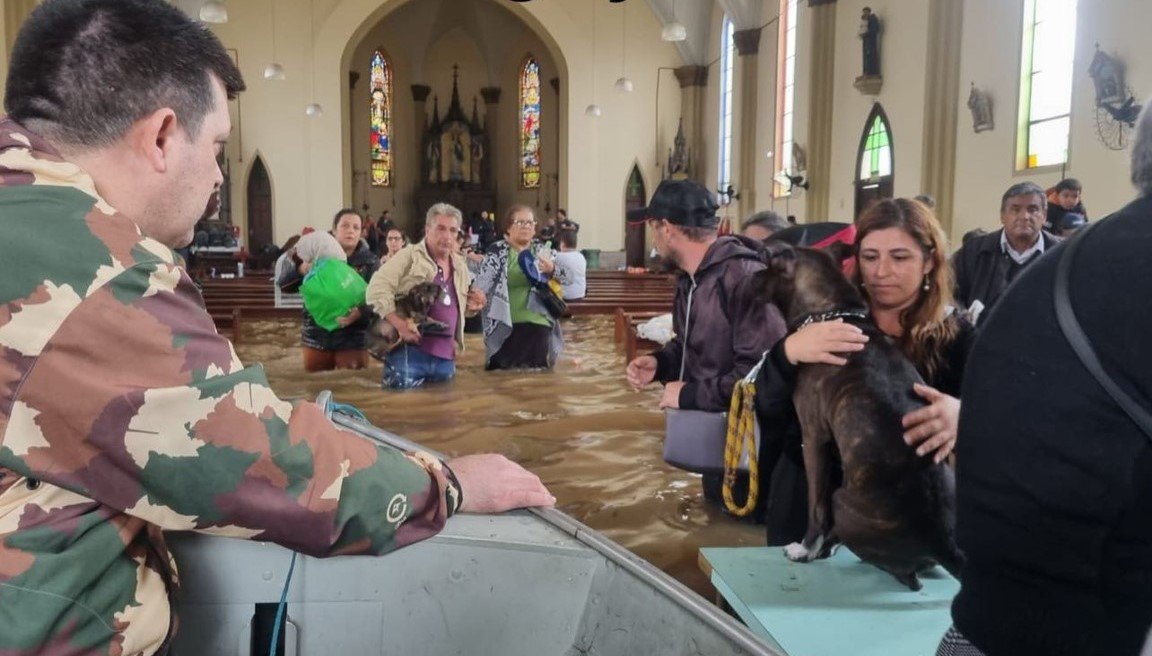 Desabrigados ficaram ilhados na Igreja Imaculada, em Canoas, que foi invadida pela água