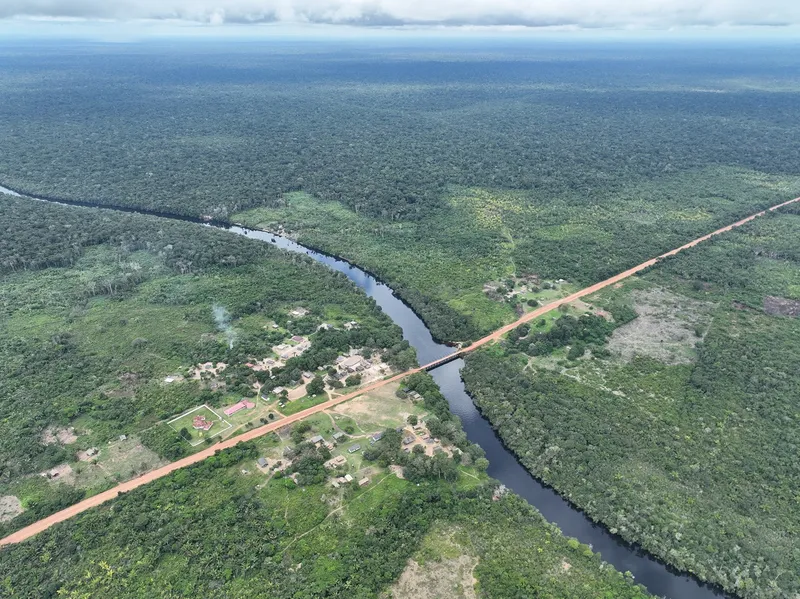 Vista aérea das aldeias Tenharim ao lado da rodovia Transamazônica (BR-230) no trecho em que ela cruza o Rio Marmelos / Eduardo Passaro/IIEB