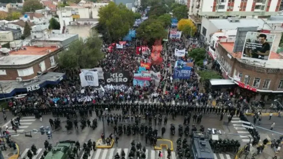 Argentinos fazem segunda greve geral contra Milei para barrar arrocho ultraliberal
