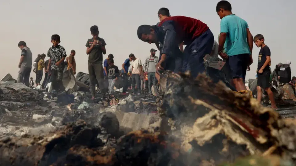 Ataque israelense a Rafah carboniza crianças, mata 45 palestinos e gera indignação internacional