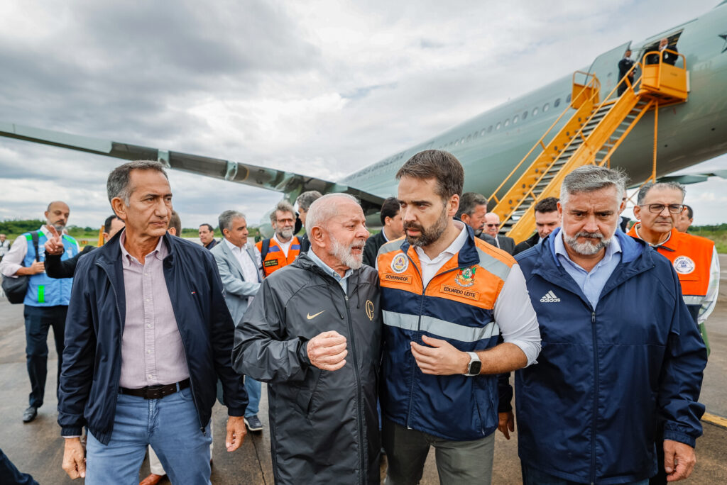 O presidente Lula com o governador Eduardo Leite e ministros no Rio Grande do Sul