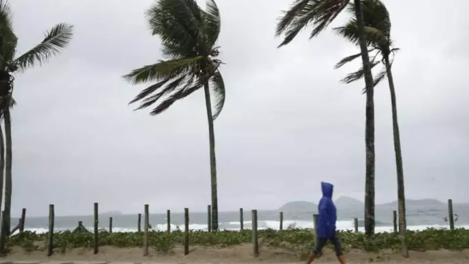 Ciclone causa ventos fortes e gera alerta do litoral do RS ao RJ nesta terça