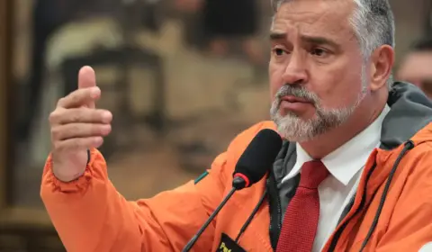 Ministro Paulo Pimenta combate fake news ao vivo em sessão na Câmara