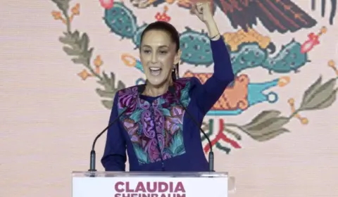 ‘Não chego sozinha. Todas nós chegamos’, diz Claudia Sheinbaum, eleita presidenta do México