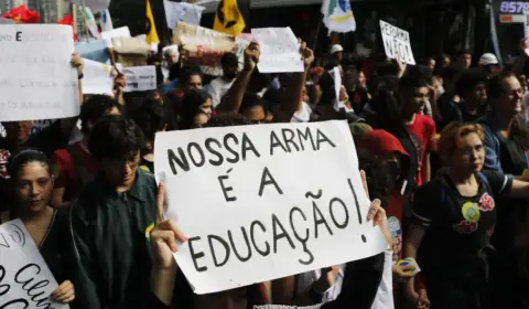 Professores decidem manter greve nas universidades federais após nova negociação