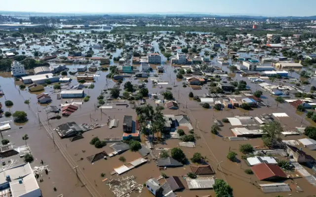 Em troca de auxílio, Prefeitura de Canoas exige que vítimas da enchente trabalhem na limpeza do município