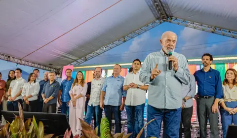 Lula divide palanque com Juscelino após indiciamento pela PF e diz que está feliz com ministro