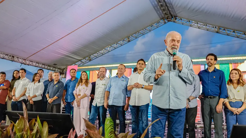Lula divide palanque com Juscelino após indiciamento pela PF e diz que está feliz com ministro