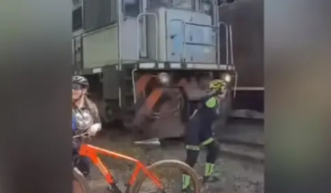 Ciclista é atingida por trem enquanto fazia selfie perto dos trilhos em MG