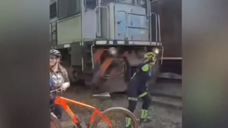 Ciclista é atingida por trem enquanto fazia selfie perto dos trilhos em MG