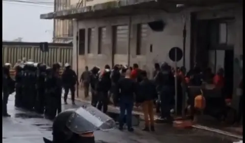 Polícia do RS expulsa famílias de desabrigados que ocuparam prédio abandonado