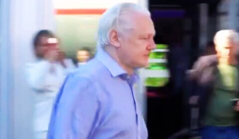 Após acordo com Justiça Britânica, Julian Assange está livre