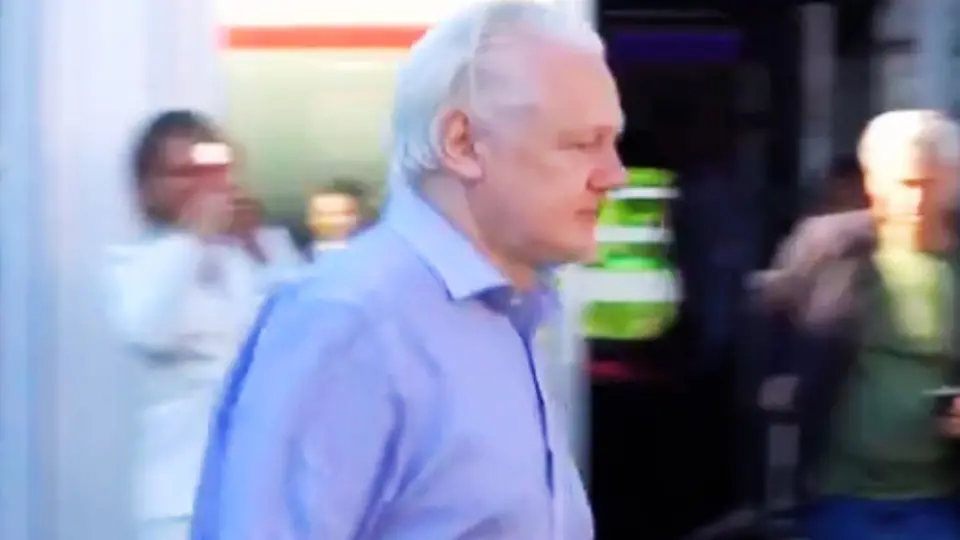 Após acordo com Justiça Britânica, Julian Assange está livre
