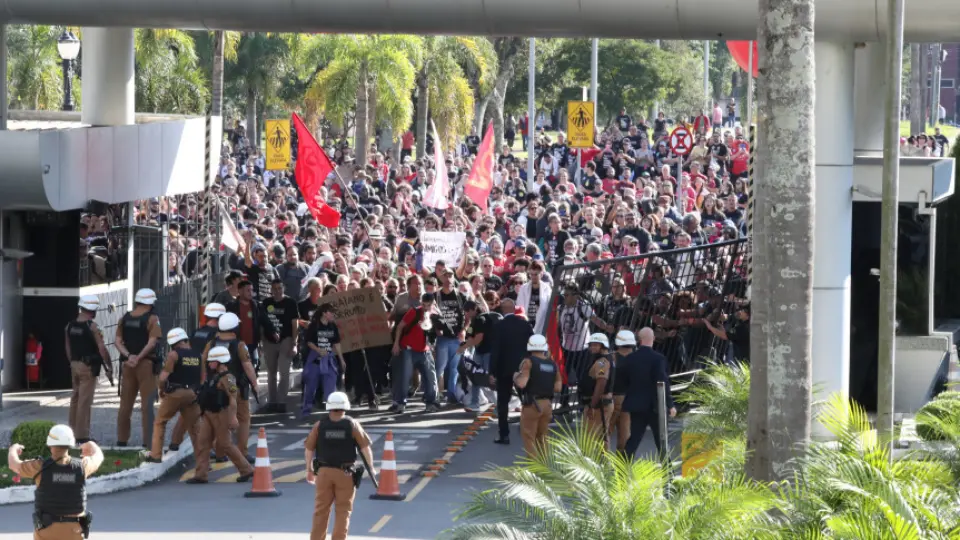 Professores e estudantes protestam na Alep contra terceirização de escolas públicas