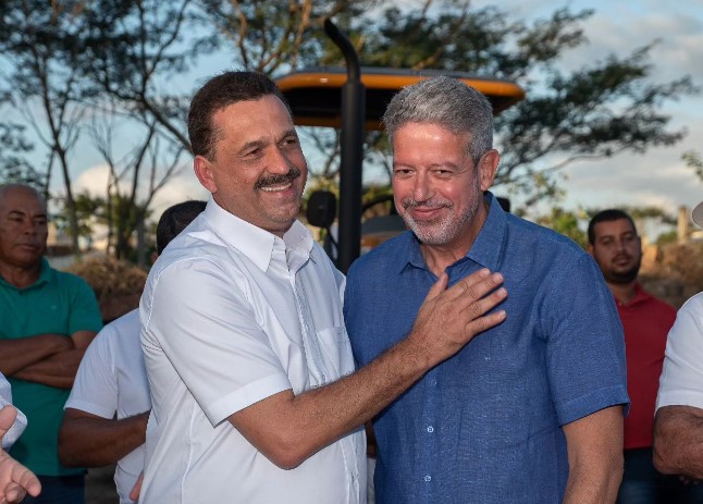 Arthur Lira abraça o prefeito de Limoeiro de Anadia, Marlan Ferreira (PP), também presidente do Conagreste