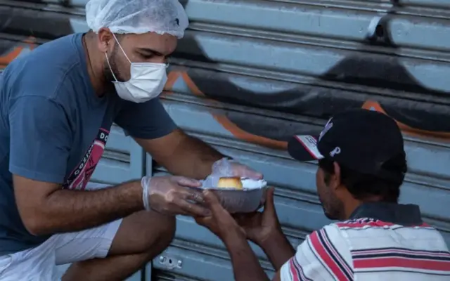 Aprovado na Câmara de SP projeto que pode multar em R$ 17 mil doação de comida ao povo de rua