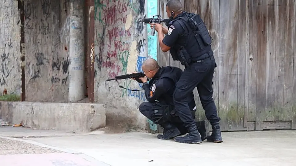 Polícia do RJ atua mais em áreas do tráfico do que da milícia, diz pesquisa