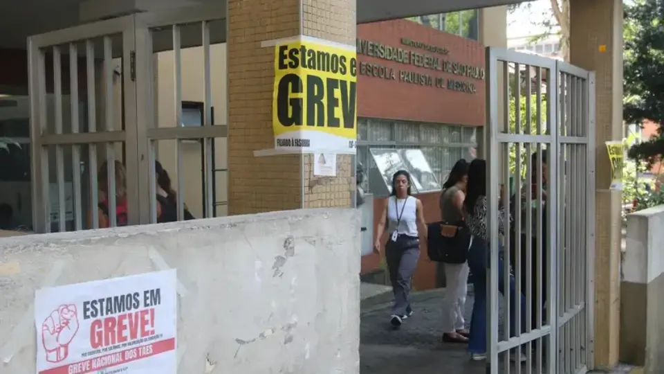 Sindicato tenta reverter na Justiça suspensão de acordo com governo sobre reajuste de professores