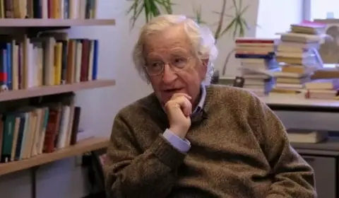 Após tratar AVC, Noam Chomsky recebe alta de hospital em SP