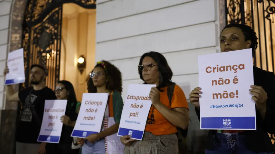 Um em cada seis casos de aborto legal no Brasil envolve crianças e adolescentes