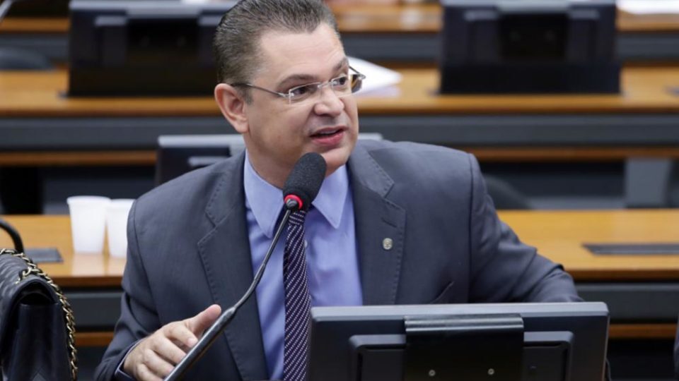 Deputado autor do PL que pune vítima de estupro por aborto diz querer ‘testar Lula’