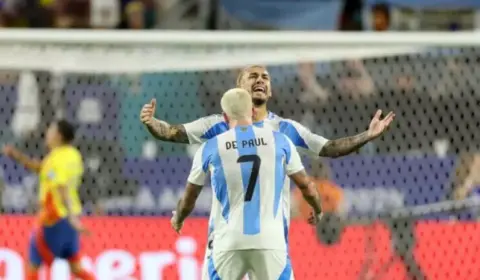 Jogadores da Argentina cantam música racista e transfóbica após Copa América