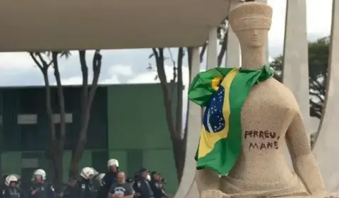 PGR denuncia mulher que pichou ‘Perdeu, mané’ em estátua do STF