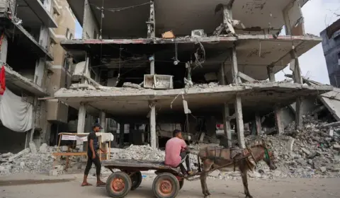 Israel mata ao menos 70 palestinos em bombardeio no sul da Faixa de Gaza