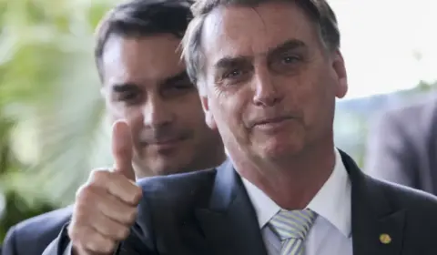 Após lobby, Bolsonaro abre empresa de exploração de grafeno com o filho Flávio